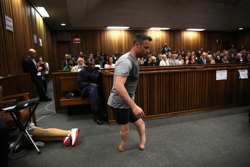 Le médaillé d'or paralympique Oscar Pistorius risque au moins 15 ans de prison