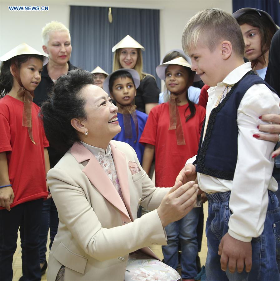L'épouse de Xi Jinping visite un centre d'éducation spécialisée à Belgrade