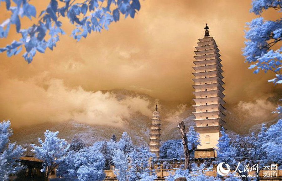 Les trois pagodes de Dali deviennent un monde de rêve grâce à la photo infrarouge