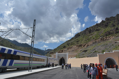 Un train mis en test sort du tunnel ferroviaire de Qamchiq. (Photo Xie Yahong, pour le Quotidien du Peuple).