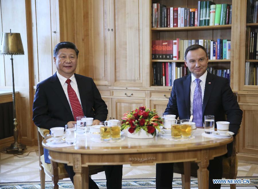 Le président chinois Xi Jinping s'entretient avec son homologue polonais Andrzej Duda à Varsovie, en Pologne, le 20 juin 2016. 