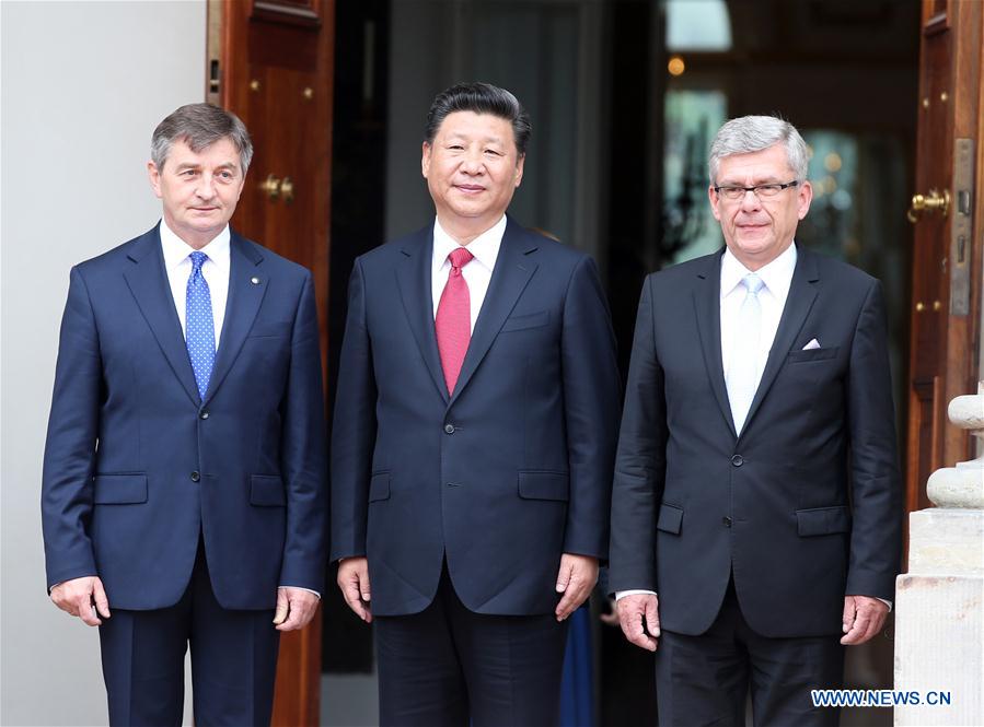 Le président chinois Xi Jinping rencontre Marek Kuchcinski (G), président de la Diète, et Stanislaw Karczewski (D), président du Sénat polonais, à Varsovie, en Pologne, le 20 juin 2016. 