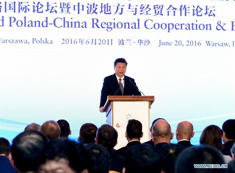 Le président chinois Xi Jinping prononce un discours au Forum de la Route de la soie et au Forum sino-polonais sur la coopération régionale et le commerce, à Varsovie, en Pologne, le 20 juin 2016.