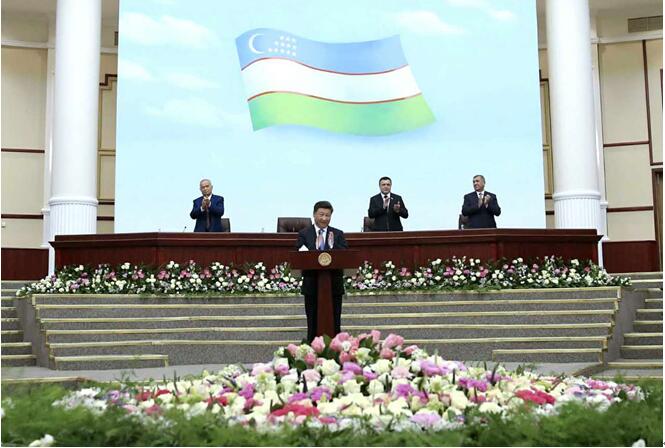 Le président chinois Xi Jinping prononce un discours devant la Chambre législative de l'Assemblée suprême d'Ouzbékistan à Tachkent, capitale de l’Ouzbékistan, le 22 juin 2016.