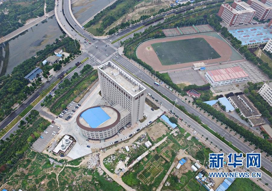 Henan : un bâtiment universitaire en forme de W.C