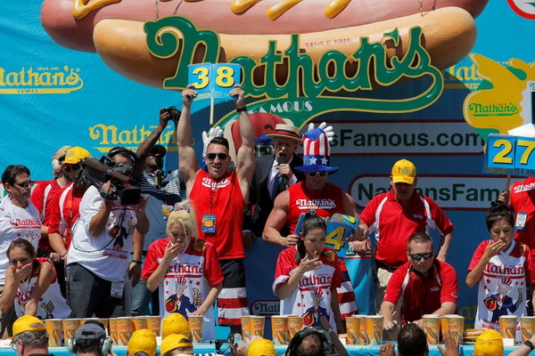 70 hot-dogs avalés en 10 minutes ! L'ancien champion Joey Chestnut reconquiert sa couronne