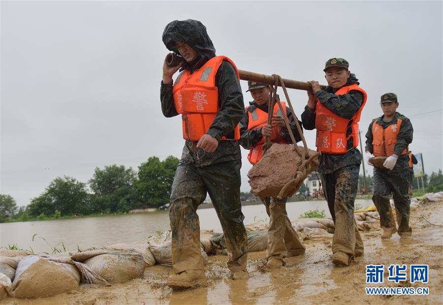 Les soldats, héros dans les opérations de secours face aux inondations