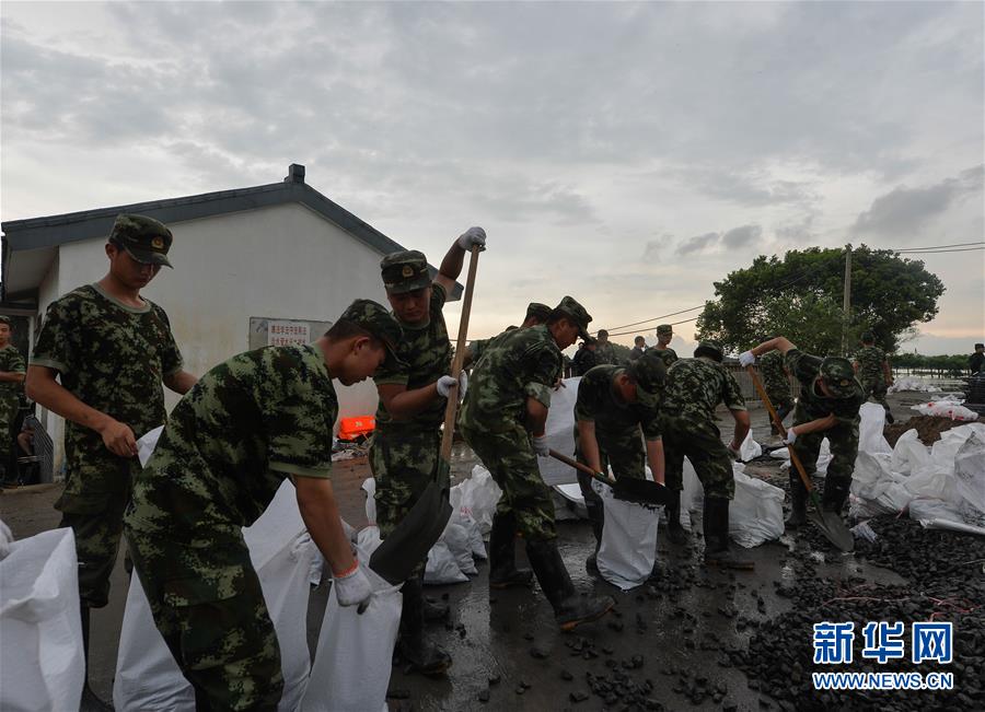 Les soldats, héros dans les opérations de secours face aux inondations