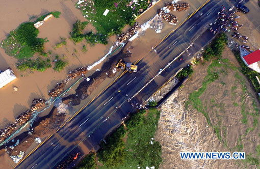 Chine : une digue brisée paralyse le trafic d'une section de la route nationale 107 dans le Hubei