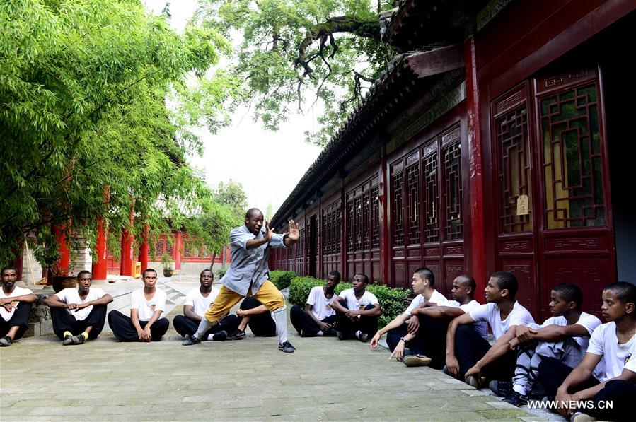 Des jeunes Africains au temple de Shaolin 