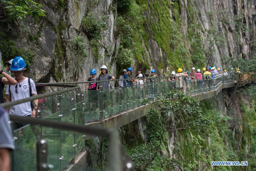 Chine : première passerelle en verre dans le Yunnan