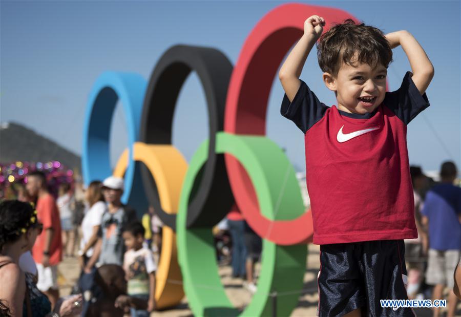 Brésil : les anneaux olympiques sur une plage de Rio