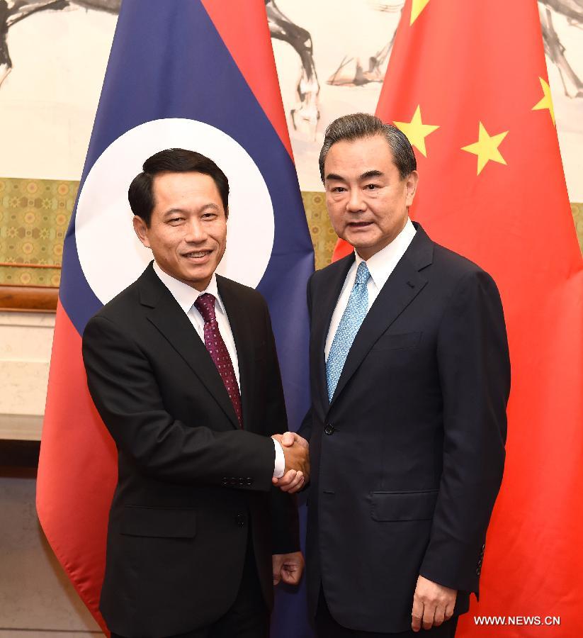 Entretien entre les ministres des AE chinois et laotien
