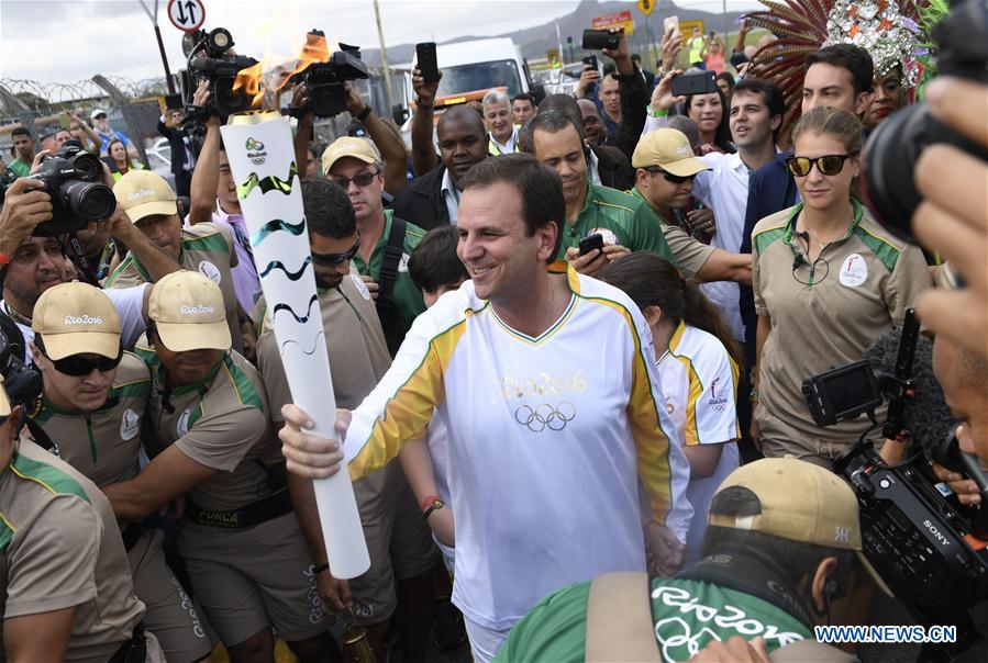 La flamme olympique arrive à Rio de Janeiro
