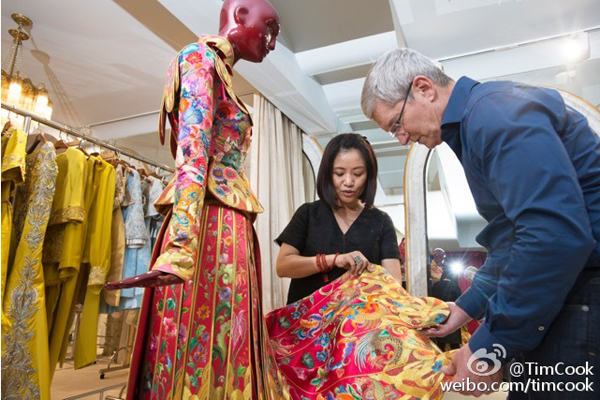 De retour en Chine, Tim Cook rend visite à la créatrice de mode chinoise Guo Pei