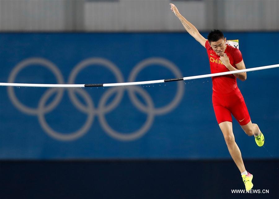 JO 2016 : Le Chinois Xue Changrui lors de la finale du saut à la perche hommes