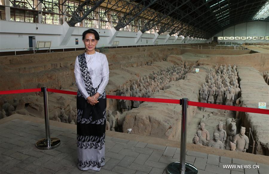 Aung San Suu Kyi visite le musée des guerriers et chevaux en terre cuite à Xi'an