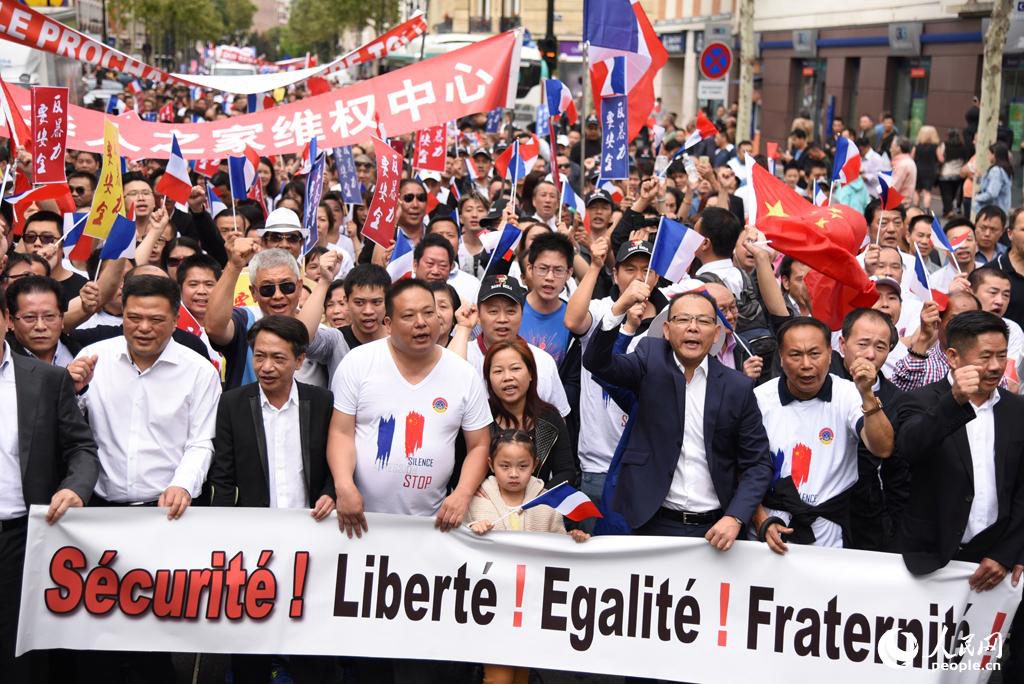 France : 2 000 Chinois défilent contre les agressions 