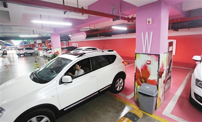 Des places de parking roses et réservées aux femmes divisent la toile