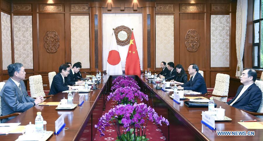 Le conseiller d'Etat chinois Yang Jiechi rencontre le chef du Conseil de la sécurité nationale japonais