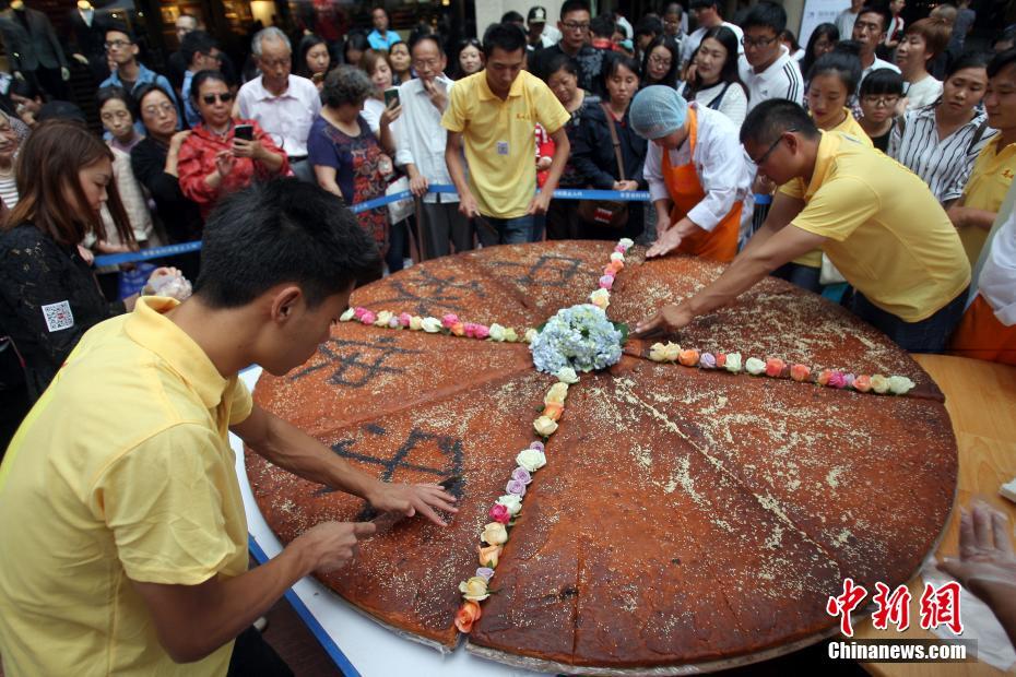 Un gâteau de lune géant à Kunming