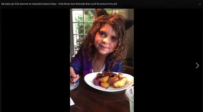 Une petite fille sort du restaurant pour offrir son repas à un sans-abri