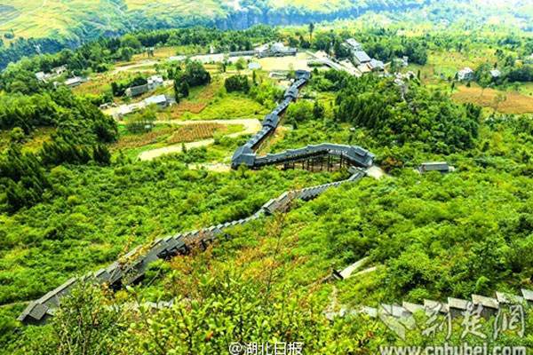 Mise en service du plus long escalator touristique du monde dans le centre de la Chine