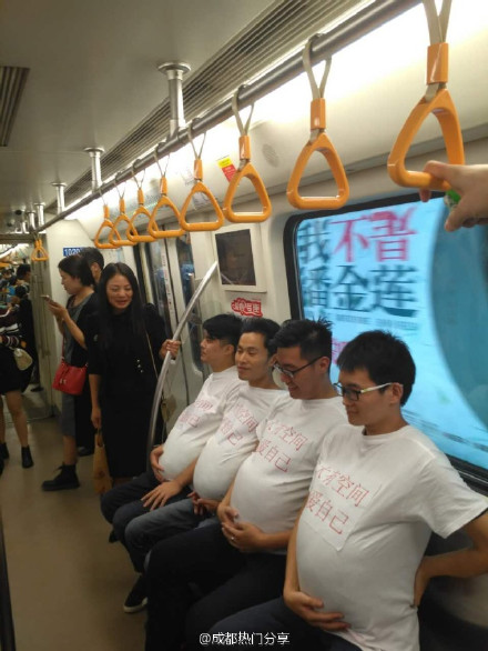 Dans le métro de Chengdu, des hommes « enceints » appellent à davantage de liberté pour les femmes enceintes