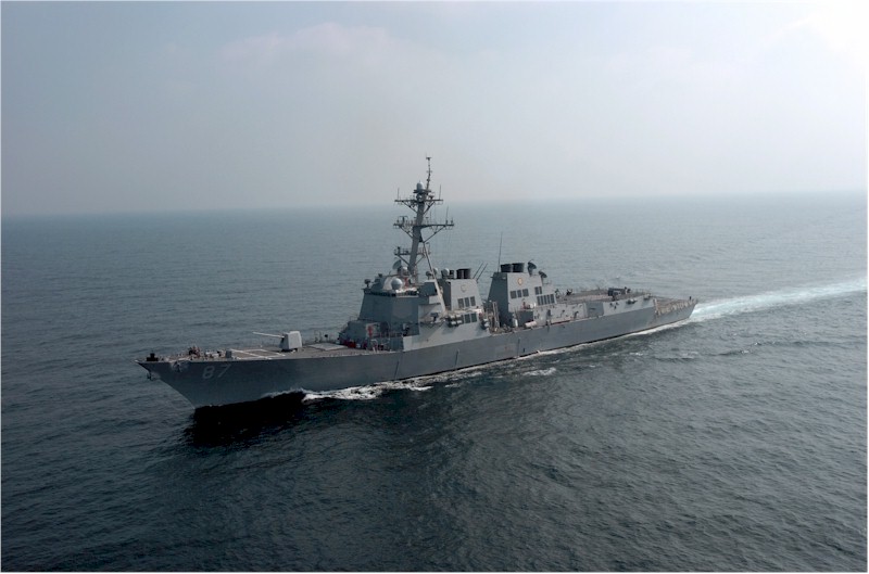Un navire de la marine américaine visé par un tir de missiles au Yémen