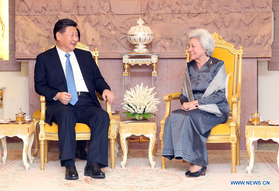 Le président chinois rend visite à la reine-mère du Cambodge pour discuter de l'amitié traditionnelle entre les deux pays