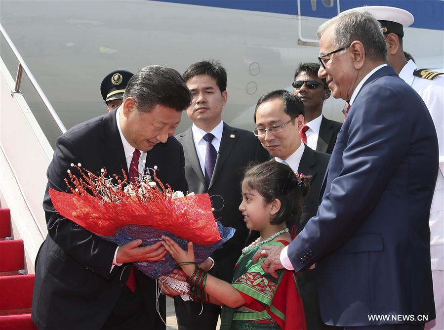 Xi Jinping arrive au Bangladesh pour une visite d'Etat