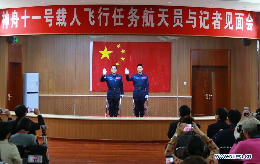 Les astronautes de la mission chinoise Shenzhou-11 rencontrent la presse