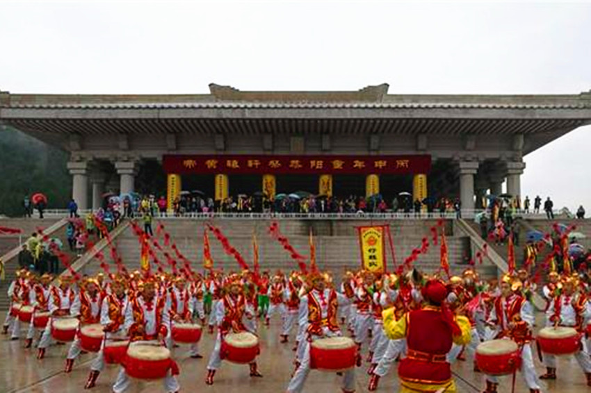 Les Chinois de Chine et de l'étranger célèbrent en nombre l'Empereur Jaune pour la Fête du Double Neuf