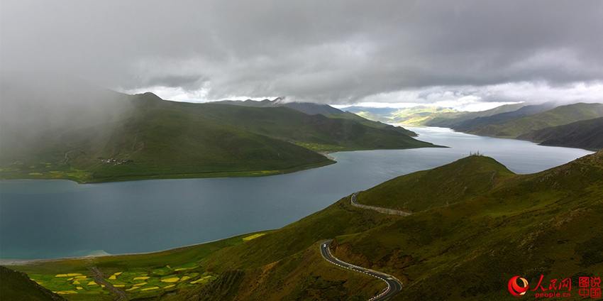 Les paysages du lac Yamdroktso au Tibet