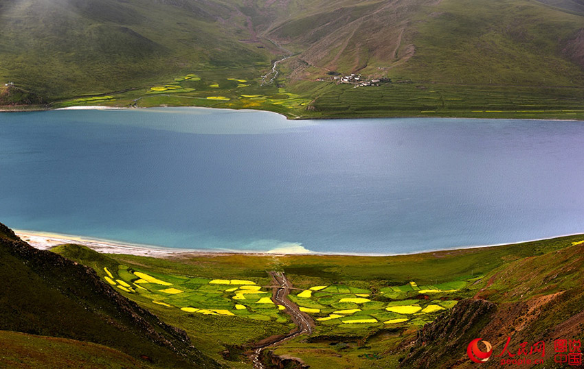 Les paysages du lac Yamdroktso au Tibet