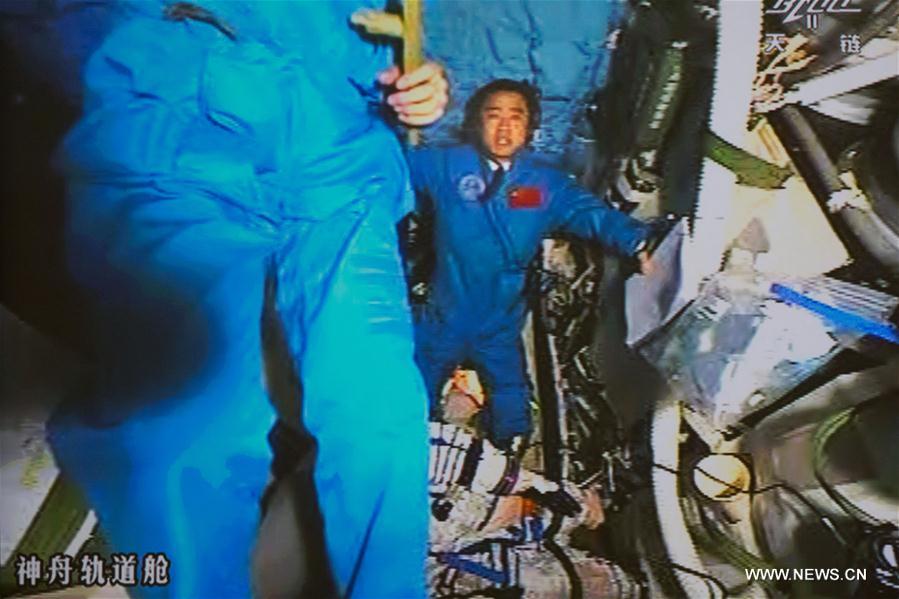 Les deux astronautes du vaisseau Shenzhou-11 entrent dans Tiangong-2