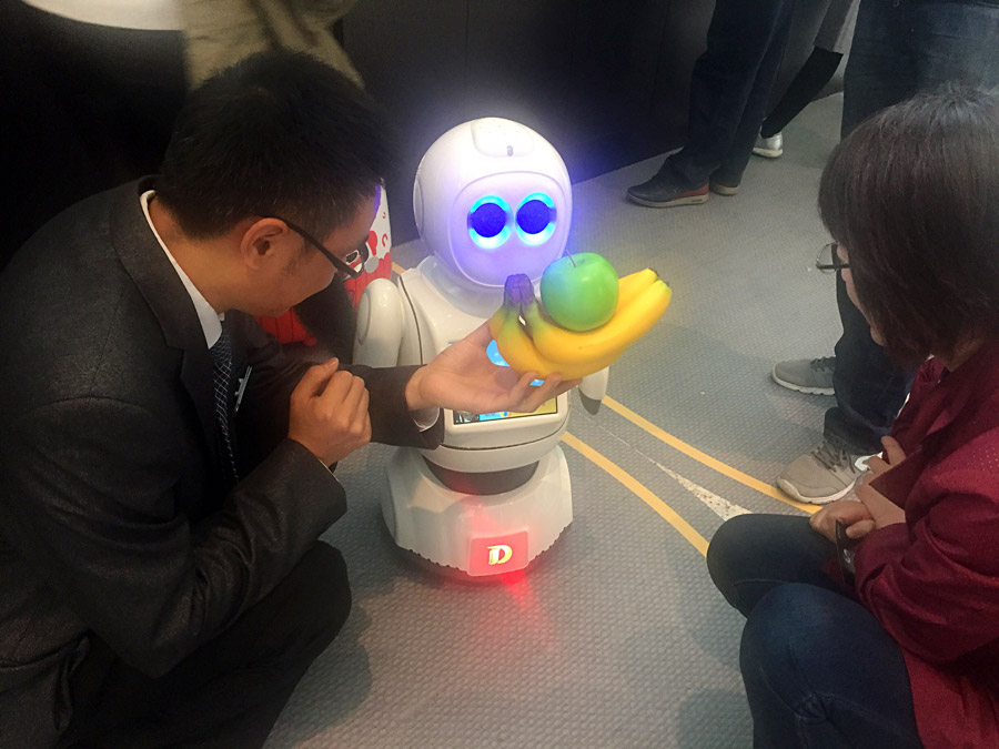 Communication entre robots intelligents et le public au salon de l'intelligence artificielle de Beijing