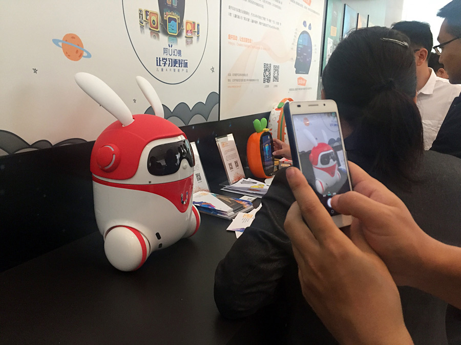 Communication entre robots intelligents et le public au salon de l'intelligence artificielle de Beijing