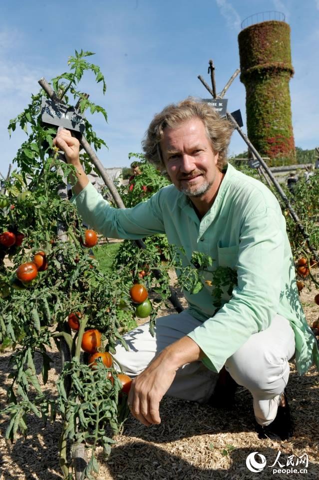 Le Prince Louis-Albert de Broglie dans son jardin de la tomate. (Photo ©DR.JPG)