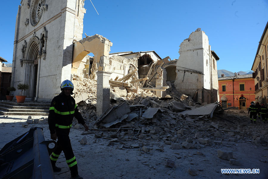 Un puissant séisme de magnitude 6,5 frappe le centre d'Italie