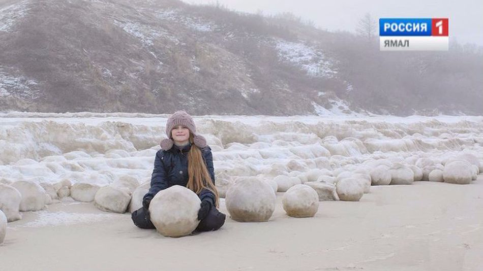Mystérieuse apparition de boules de neige grosses comme des ballons de basket en Sibérie