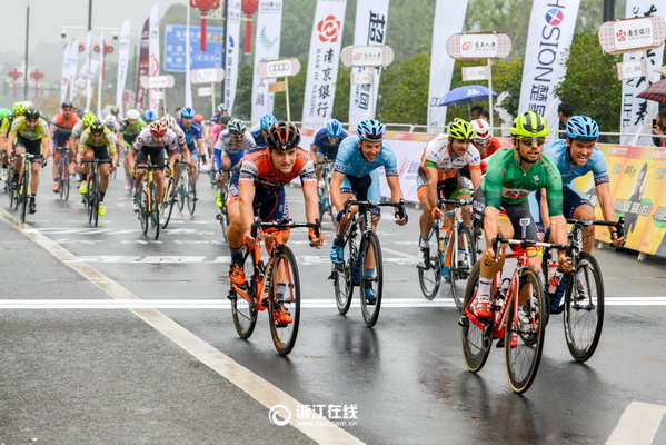 Cyclisme : 130 coureurs ont pris le départ du Tour de Taihu 