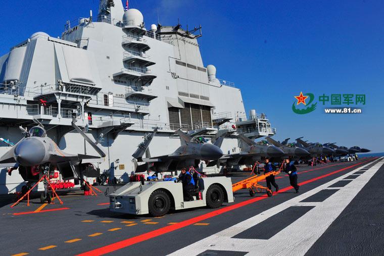 Exercices militaires sur le porte-avions Liaoning