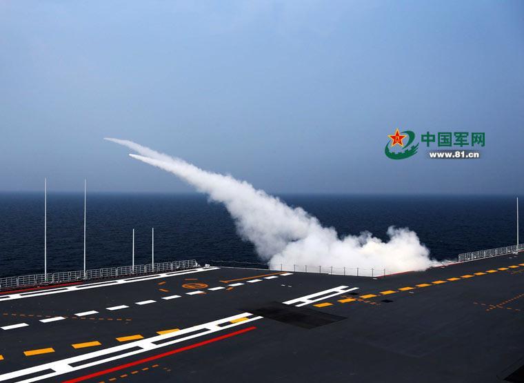 Exercices militaires sur le porte-avions Liaoning