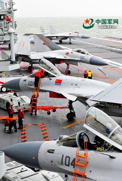 Exercices militaires sur le porte-avions Liaoning