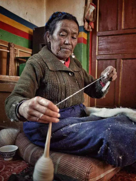 Le « Paang-den » des Tibétaines trouve un nouvel éclat grâce à des designs modernes