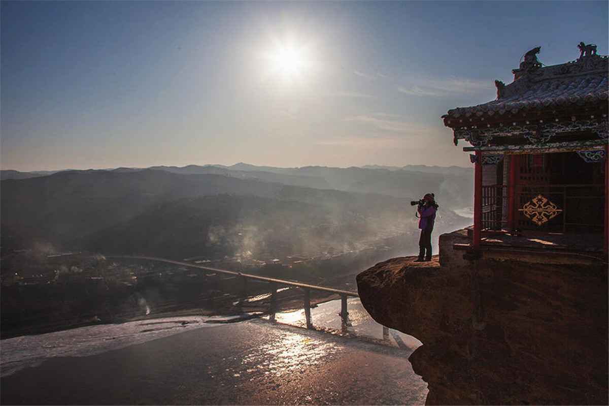 Le Temple Xianglu, une merveille perchée en haut d'un rocher surplombant le Fleuve Jaune