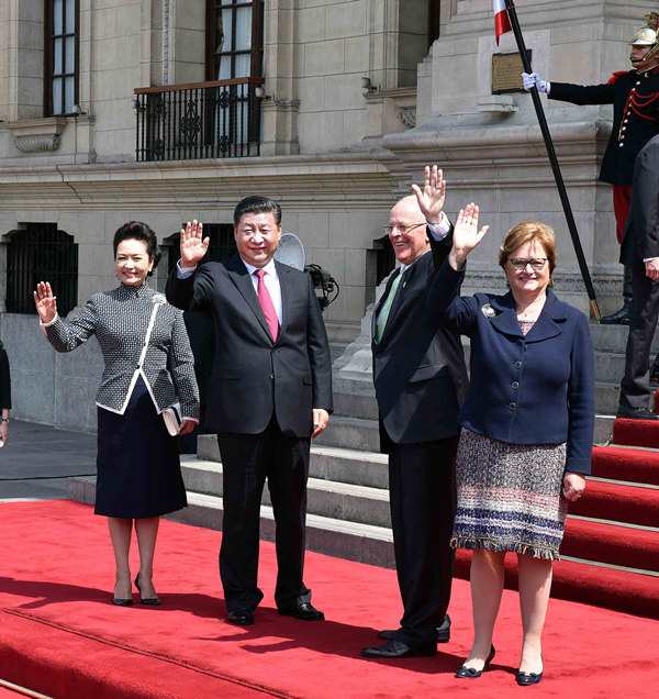 Lundi, le président Xi Jinping et la première dame Peng Liyuan rejoignent le président péruvien Pedro Pablo Kuczynski et son épouse Nancy Lange devant le palais présidentiel à Lima (Pérou), lundi. (GUADALUPE PARDO /Reuters) 