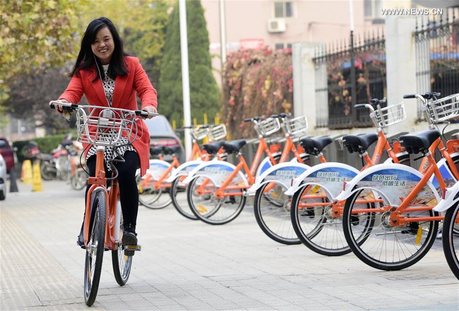 Usage d'un vélo public à Linfen, dans la province du Shanxi (nord de la Chine), le 16 novembre 2016.