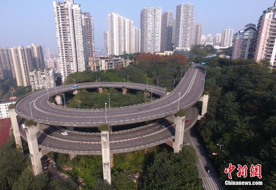 Chonqing : un pont en spirale qui donne le tournis